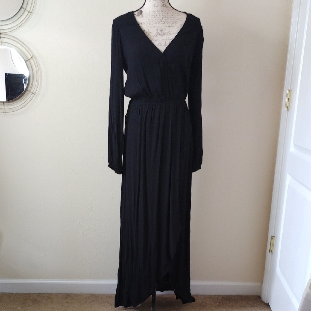 Splendid Black V-Neck Long Sleeve Gown
